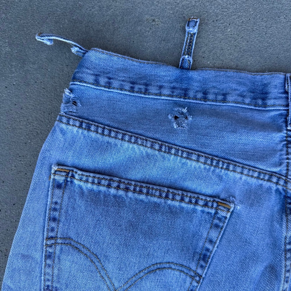 Levi's 550 Relaxed Fit Light Wash Denim Jeans Mens 38x32 Vintage Distressed - Picture 10 of 11